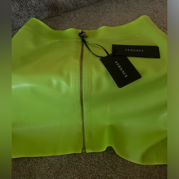 Versace lime latex mini skirt BNWT - Picture 3 of 4